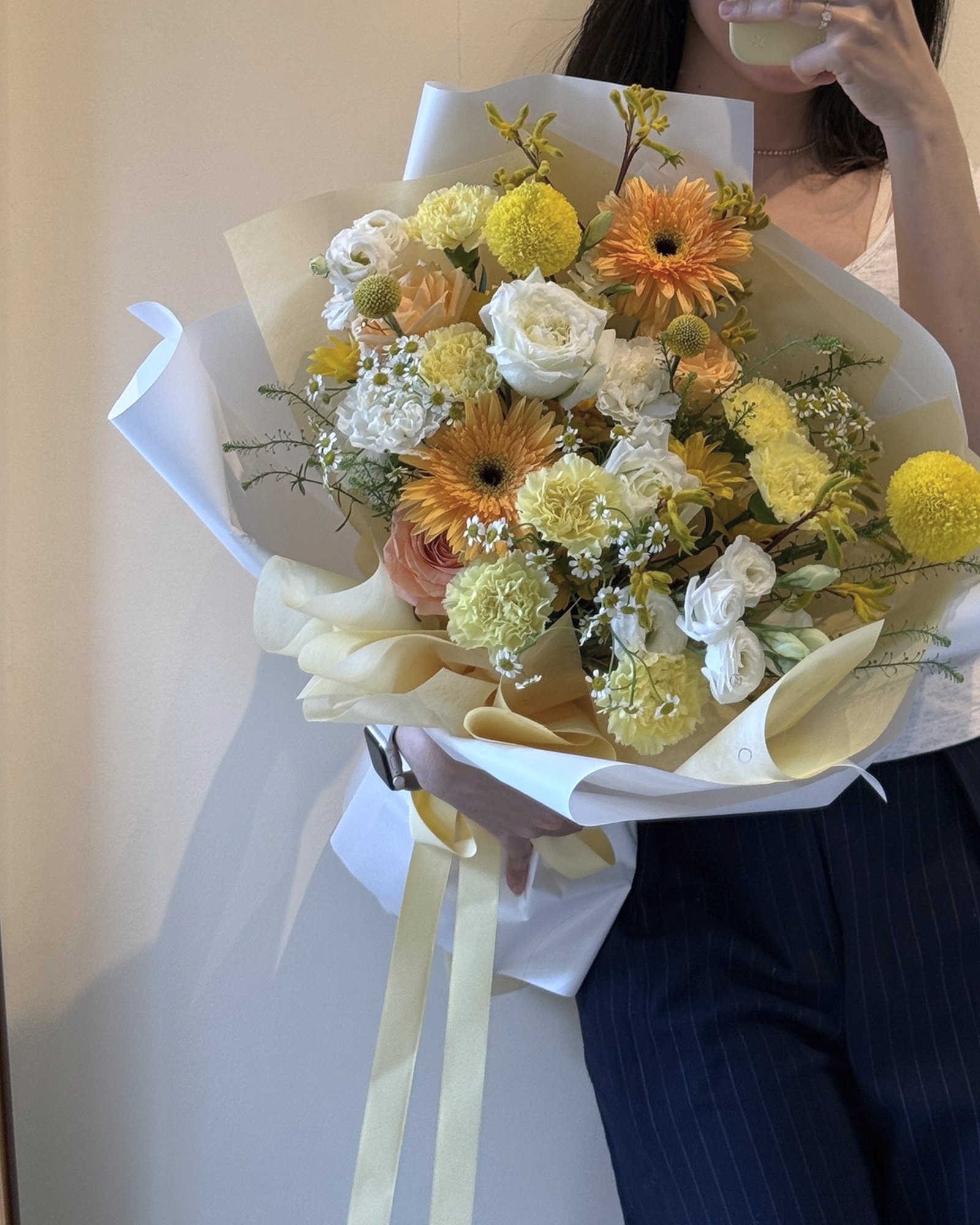 An apricot garden rose bouquet on a stone bench